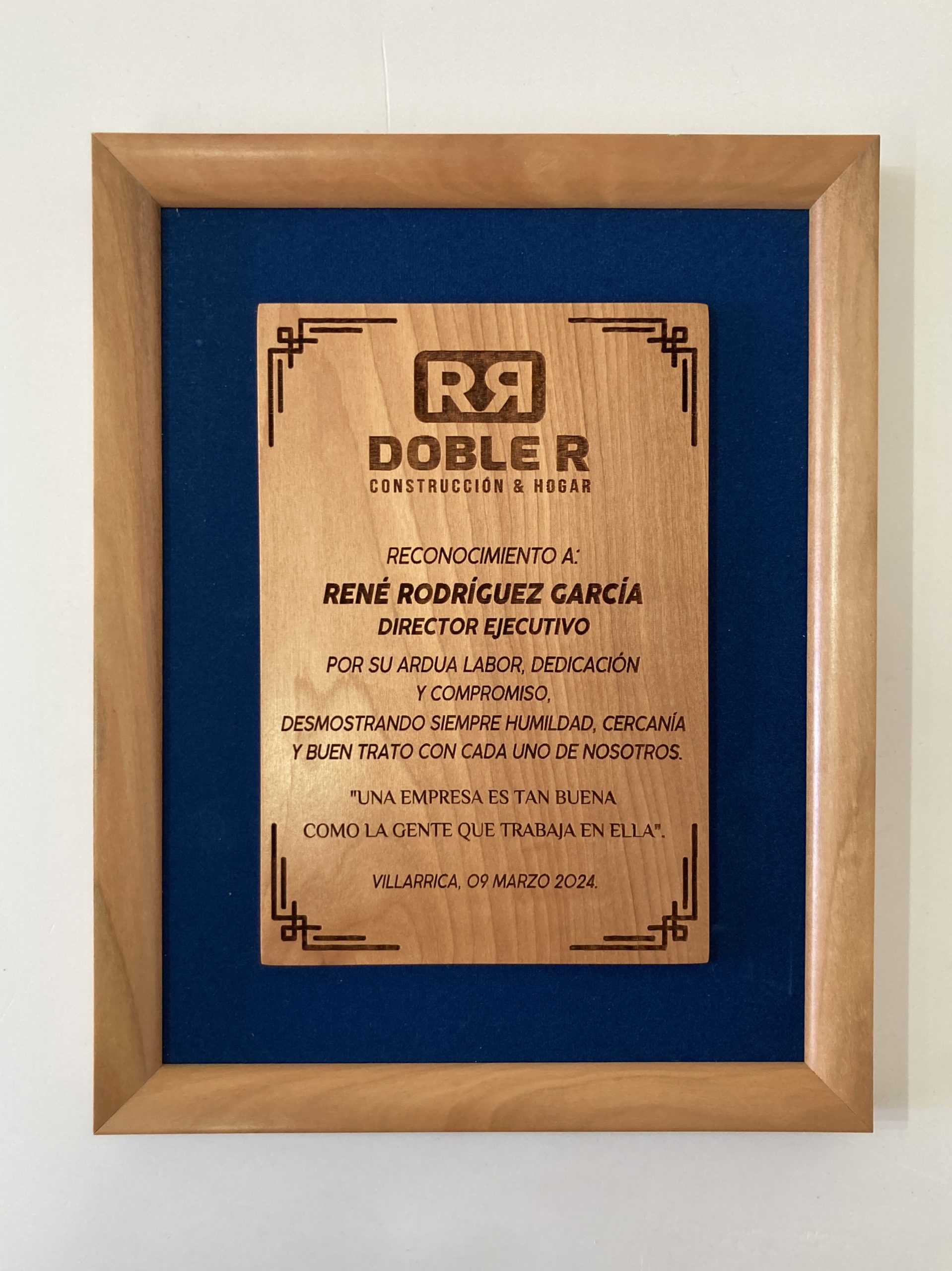 Galvano hoja de servicio placa grabada en base de madera
